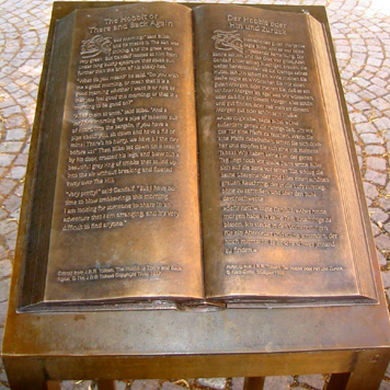 Bronzebuch am Kornmarkt in Marburg